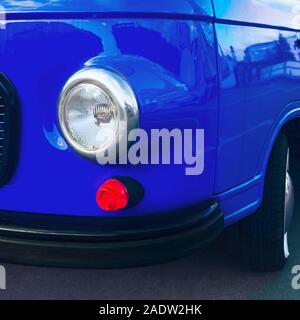 Blue Retro Auto mit runden Scheinwerfern schließen. Trendfarbe Konzept. Stockfoto