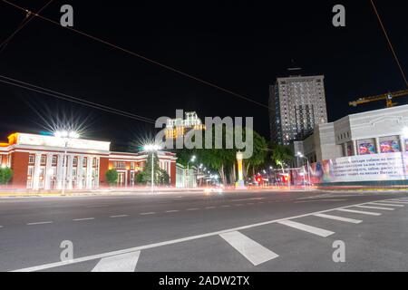 Duschanbe das Parlament der Republik Tadschikistan Atemberaubend malerischen Blick ohne Verkehr in der dunklen Nacht Zeit Stockfoto