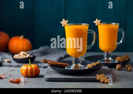 Kürbis Latte mit Gewürzen. Versoffenes Cocktail auf Schiefer. Grauer Hintergrund. Platz kopieren Stockfoto