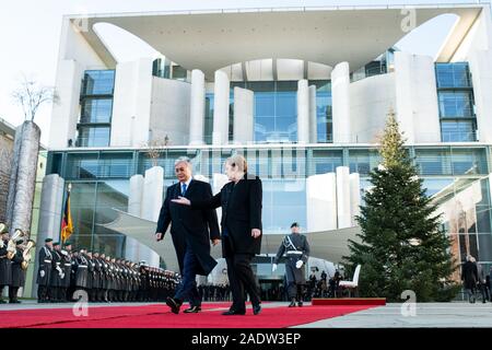 Berlin, Deutschland. 05 Dez, 2019. Bundeskanzlerin Angela Merkel (CDU) empfängt Kassim-Schomart Tokayev, Präsident von Kasachstan, mit militärischen Ehren vor dem Bundeskanzleramt. Quelle: Bernd von Jutrczenka/dpa/Alamy leben Nachrichten Stockfoto