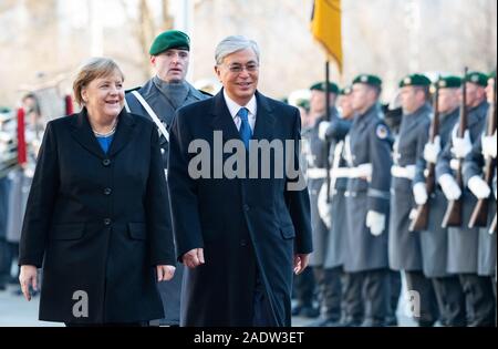 Berlin, Deutschland. 05 Dez, 2019. Bundeskanzlerin Angela Merkel (l, CDU) erhält Kassim-Schomart Tokayev, Präsident von Kasachstan, mit militärischen Ehren vor dem Bundeskanzleramt. Quelle: Bernd von Jutrczenka/dpa/Alamy leben Nachrichten Stockfoto