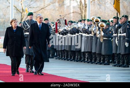 Berlin, Deutschland. 05 Dez, 2019. Bundeskanzlerin Angela Merkel (l, CDU) erhält Kassym-Schomart Tokayev, Präsident von Kasachstan, mit militärischen Ehren vor dem Bundeskanzleramt. Quelle: Bernd von Jutrczenka/dpa/Alamy leben Nachrichten Stockfoto