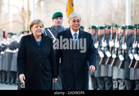 Berlin, Deutschland. 05 Dez, 2019. Bundeskanzlerin Angela Merkel (l, CDU) erhält Kassym-Schomart Tokayev, Präsident von Kasachstan, mit militärischen Ehren vor dem Bundeskanzleramt. Quelle: Bernd von Jutrczenka/dpa/Alamy leben Nachrichten Stockfoto