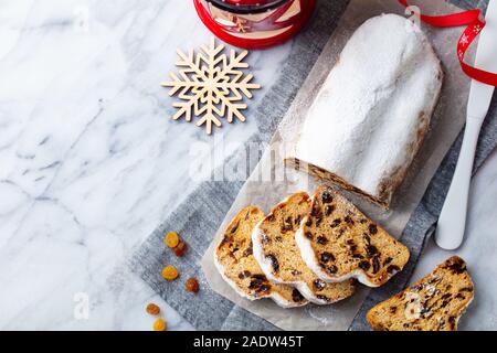 Weihnachten Stollen. Traditionelle Dresdner Christus Gebäck. Marmor Hintergrund. Kopieren Sie Platz. Ansicht von oben Stockfoto