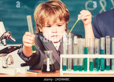 Schüler an der Prüfung Rohren in der Grundschule suchen. Kid im Labor lernen Chemie in der Schule Labor. Das Experiment im Labor oder chemischen Kabinett. Wissenschaft und Bildung. Reagenzglas. Stockfoto