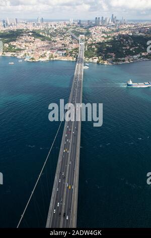 Istanbul Turkiye - 09 Haziran 2013; Bosporus in Istanbul Türkei - Brücke zwischen Asien und Europa. Aufnahmen aus dem Hubschrauber Skyline von Istanbul. Stockfoto