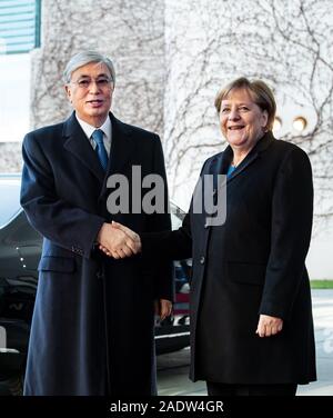 Berlin, Deutschland. 05 Dez, 2019. Bundeskanzlerin Angela Merkel (CDU) empfängt Kassim-Schomart Tokayev, Präsident von Kasachstan, mit militärischen Ehren vor dem Bundeskanzleramt. Quelle: Bernd von Jutrczenka/dpa/Alamy leben Nachrichten Stockfoto