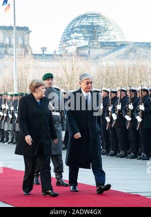 Berlin, Deutschland. 05 Dez, 2019. Bundeskanzlerin Angela Merkel (lCDU) erhält Kassim-Schomart Tokayev, Präsident von Kasachstan, mit militärischen Ehren vor dem Bundeskanzleramt. Quelle: Bernd von Jutrczenka/dpa/Alamy leben Nachrichten Stockfoto