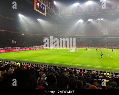 AMSTERDAM, NIEDERLANDE, Januar 2019, Leute genießen Fußballspiel an der Johann Cruyff Fußball Arena Stockfoto