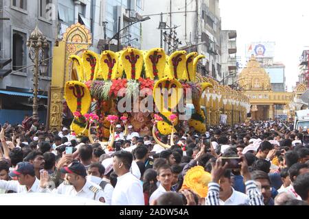 PUNE, MAHARASHTRA, Indien, September 2019, Devotee während Shree Dagdusheth Halwai Ganapati immersion Prozession Stockfoto