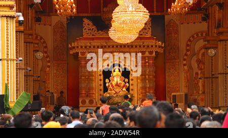 PUNE, MAHARASHTRA, Indien, September 2019, Menschen Segen bei Shree Dagdusheth Halwai Ganapati Tempel Stockfoto