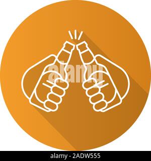 Toasten Bierflaschen. Flache lineare lange Schatten Symbol. Cheers. Hände halten Bierflaschen. Vektor linie das Symbol Stock Vektor