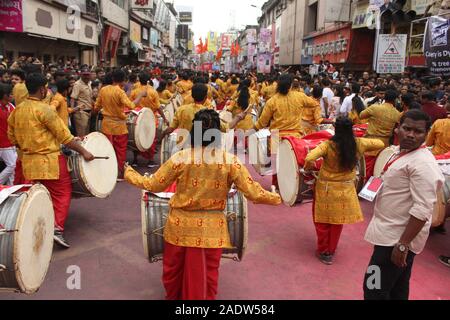 PUNE, MAHARASHTRA, Indien, September 2019, Youngster mit Swami Samarth Dhol Tasha Pathak während Ganesh Festival Stockfoto