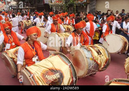 PUNE, MAHARASHTRA, Indien, September 2019, Youngster mit Shivmudra Dhol Tasha Pathak während Ganesh Festival Stockfoto