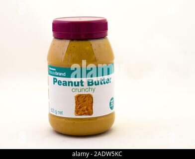 Alberton, Südafrika - ein Glas mit Checkers housebrand crunchie Erdnußbutter auf einer freien Oberfläche Bild im Querformat isoliert Stockfoto
