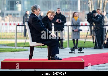 Berlin, Deutschland. 05 Dez, 2019. Bundeskanzlerin Angela Merkel (CDU, 2. von links) erhält Kassim-Schomart Tokayev, Präsident von Kasachstan, mit militärischen Ehren vor dem Bundeskanzleramt. Quelle: Bernd von Jutrczenka/dpa/Alamy leben Nachrichten Stockfoto