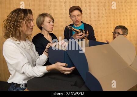 05 Dezember 2019, Berlin: Aiste Dirziute (L-R) und Anna Brüggemann, die Vortragenden, Dietrich Brüggemann, Direktor, und Marion Döring, Geschäftsführer, der 32 EUROPÄISCHEN FILMPREIS, eine der Trophäen aus einem Paket nehmen. Die Preisverleihung findet am 7. Dezember 2019. Foto: Jörg Carstensen/dpa Stockfoto