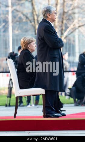 Berlin, Deutschland. 05 Dez, 2019. Bundeskanzlerin Angela Merkel (CDU) empfängt Kassim-Schomart Tokayev, Präsident von Kasachstan, mit militärischen Ehren vor dem Bundeskanzleramt. Quelle: Bernd von Jutrczenka/dpa/Alamy leben Nachrichten Stockfoto