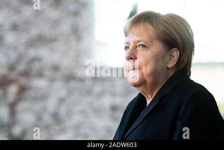 Berlin, Deutschland. 05 Dez, 2019. Bundeskanzlerin Angela Merkel (CDU) wartet vor dem Bundeskanzleramt für den Präsidenten von Kasachstan, tokayev. Quelle: Bernd von Jutrczenka/dpa/Alamy leben Nachrichten Stockfoto