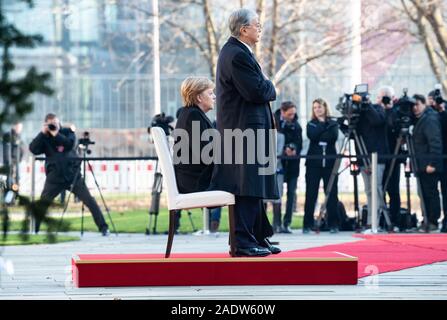 Berlin, Deutschland. 05 Dez, 2019. Bundeskanzlerin Angela Merkel (CDU, im Stuhl sitzend) erhält Kassim-Schomart Tokayev, Präsident von Kasachstan, mit militärischen Ehren vor dem Bundeskanzleramt. Quelle: Bernd von Jutrczenka/dpa/Alamy leben Nachrichten Stockfoto