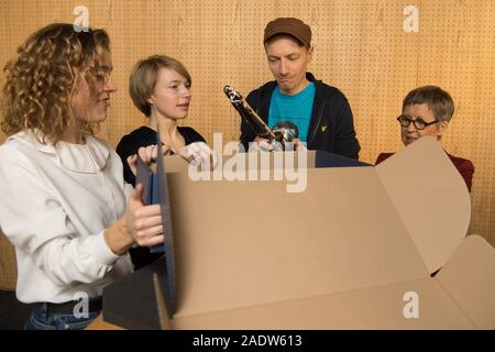 05 Dezember 2019, Berlin: Aiste Dirziute (L-R) und Anna Brüggemann, die Vortragenden, Dietrich Brüggemann, Direktor, und Marion Döring, Geschäftsführer, der 32 EUROPÄISCHEN FILMPREIS, eine der Trophäen aus einem Paket nehmen. Die Preisverleihung findet am 7. Dezember 2019. Foto: Jörg Carstensen/dpa Stockfoto