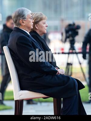 Berlin, Deutschland. 05 Dez, 2019. Bundeskanzlerin Angela Merkel (CDU) empfängt Kassim-Schomart Tokayev, Präsident von Kasachstan, mit militärischen Ehren vor dem Bundeskanzleramt. Quelle: Bernd von Jutrczenka/dpa/Alamy leben Nachrichten Stockfoto