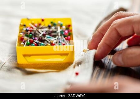 Nahaufnahme von Frau hand mit nähnadeln oder Pins Stockfoto