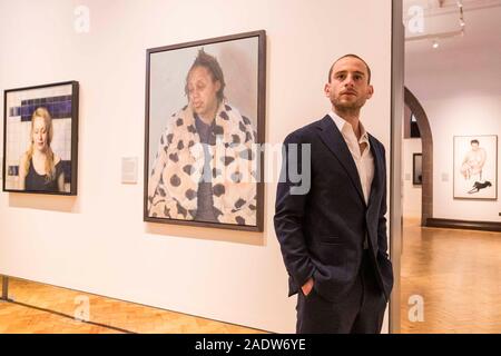 Edinburgh, Vereinigtes Königreich. 05. Dezember 2019 dargestellt: Charlie Schaffer und Imara in ihrem Winter Mantel an der BP Portrait Award Ausstellung. Die BP Portrait Award ist die renommierteste Portrait Malerei Konkurrenz in der Welt und stellt die besten in der zeitgenössischen Portrait Malerei. Die BP Portrait Award ist jetzt in seinem zehnten Jahr an der Scottish National Portrait Gallery. Credit: Rich Dyson/Alamy leben Nachrichten Stockfoto