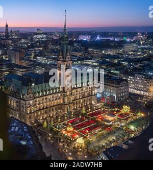 Blick von oben auf die beleuchtete Weihnachtsmarkt am Rathausplatz in Advent, Hamburg, Deutschland Stockfoto