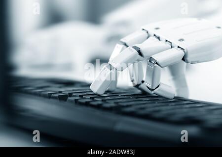 Hand eines Ki-Roboter ist mit der Tastatur eines Computers Stockfoto