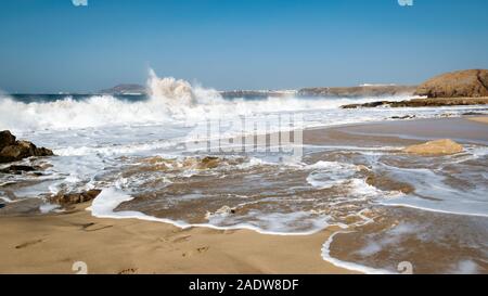 Brechenden Wellen am beliebten Strand Playa de Papagayo' auf der vulkanischen Küste von Lanzarote, Kanarische Inseln, Spanien Stockfoto