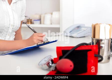 Frau Doktor, Krankenschwester oder Sekretärin tut etwas Schreibarbeit in der Arztpraxis Stockfoto