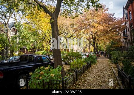 Wohlhabende West Fullerton Avenue, Lincoln Park Nachbarschaft, Nordseite, Chicago, Illinois, USA Stockfoto