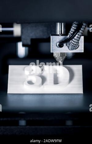 Zeichen mit Buchstaben- oder 3D-Text ist oder gedruckt wurde, Konzept moderne Technologie 3D-Drucker Stockfoto