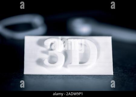 Zeichen mit Buchstaben- oder 3D-Text ist oder gedruckt wurde, Konzept moderne Technologie 3D-Drucker Stockfoto