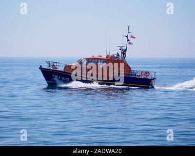 ST Helier Tamar-Klasse Allwetterlebensboot George Sullivan an einem sonnigen Tag (RNLI 16-12). Stockfoto