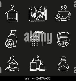 Spa Salon chalk Symbole gesetzt. Handtücher auf Kleiderbügel, yoga Pose, Gurken Lotion, Dusche, Kräuter Teetasse, Kerzen, Flasche, Salz Spa Salon Badewanne. Isoliert Stock Vektor