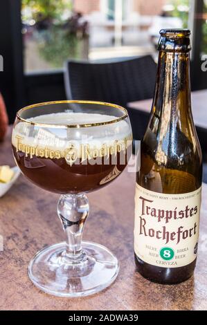 Ein Glas und eine Flasche Rochefort 8 Trappistenbier, Bar-Restaurant La Gourmandise, Rochefort, Belgien Stockfoto