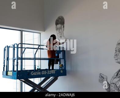 Barbara Walker MBE, arbeitet sie an ihrem Kunstwerk 'Ort, Raum und Wer', an der Turner Contemporary, Margate berechtigt Stockfoto