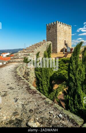 Celorico da Beira, Portugal - 15. August 2018: Celorico da Beira schloss mit der Wand im Vordergrund und der Turm im Hintergrund. Stockfoto