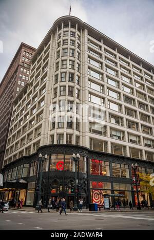 Die Sullivan Center, früher bekannt als die Carson Pirie Scott und Firma Gebäude, ein Geschäftshaus von Louis Sullivan, 1889, Chicago entworfen, Stockfoto