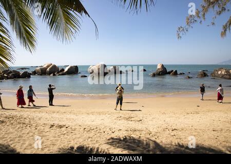 Hainan Hainan, China. 5 Dez, 2019. Hainan, CHINA - Winterlandschaft bei Tianya Haijiao touristischen Bereich in Sanya City, South China Hainan Provinz, Nov. 23, 2019. Wenn der Nordosten ist die Saison von Eis und Schnee eingetragen, Sanya ist noch heiß und viele Touristen aus der ganzen Welt versammeln sich am Strand. Credit: SIPA Asien/ZUMA Draht/Alamy leben Nachrichten Stockfoto