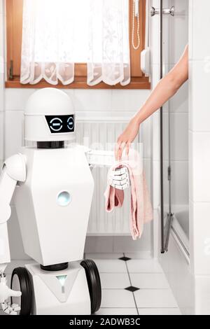 Service Ambient Assisted Living Roboter ist mit einem Handtuch ein Frauen unter die Dusche im Badezimmer Stockfoto