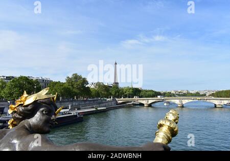 Tour Eiffel von Pont Alexandre III mit Bronze Skulptur detail. Paris, Frankreich. Stockfoto