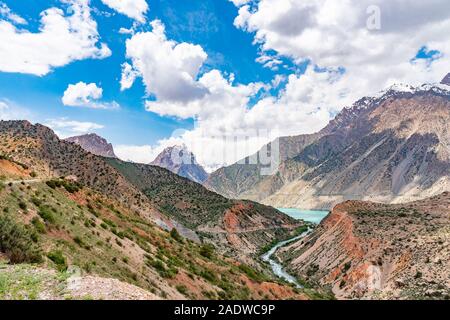 Region Sughd Iskanderkul See Atemberaubend malerischen Blick auf die schneebedeckten Berge, Landschaft auf einem sonnigen blauen Himmel Tag Stockfoto