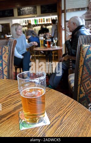 Bei einem Drink an der lokalen. Kunden in der King's Arms Pub im Watton, Norfolk Stockfoto