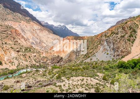 Region Sughd Iskanderkul See Atemberaubend malerischen Blick auf die schneebedeckten Berge, Landschaft auf einem sonnigen blauen Himmel Tag Stockfoto