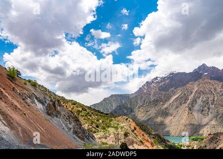 Region Sughd Iskanderkul See Atemberaubend malerischen Blick auf die schneebedeckten Berge, Landschaft auf einem sonnigen blauen Himmel Tag Stockfoto