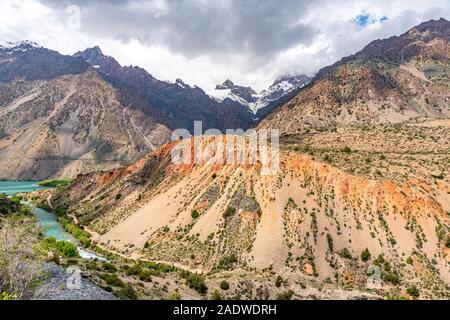 Region Sughd Iskanderkul See Atemberaubend malerischen Blick auf die schneebedeckten Berge, Landschaft auf einem sonnigen blauen Himmel Tag Stockfoto