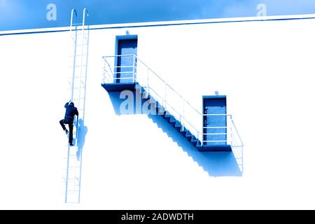 Ein Mann klettert die Treppe bis auf das Dach, die an der Wand befindet, in blauer Farbe. Die hauptfarbe Trend von 2020. Stockfoto